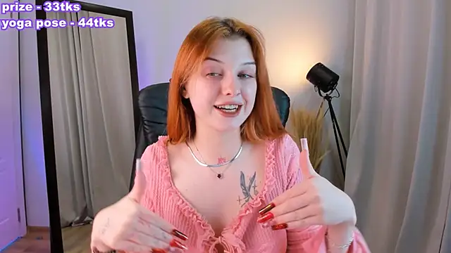 oki_mie (F teen) - squeeze boobs close up