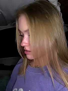 goldi159 (F young) - Show boobs