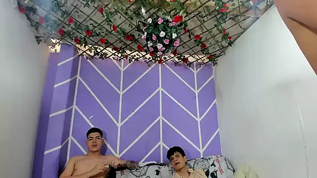 lau_and_boys18 webcam