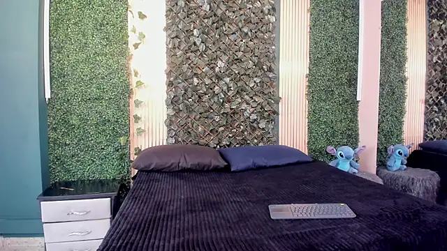 Lucy_and_Karoline webcam