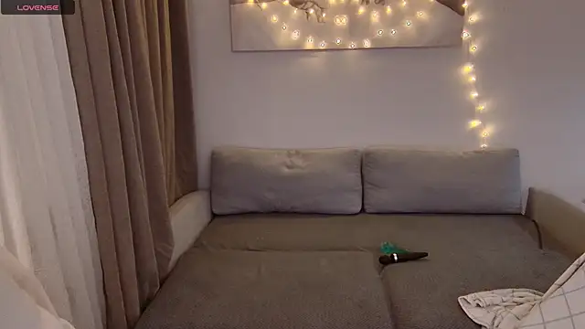 crystal_lilith (F young) - play with my nipples close up