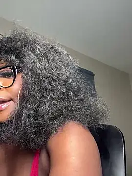 WomanNextdoor1 webcam