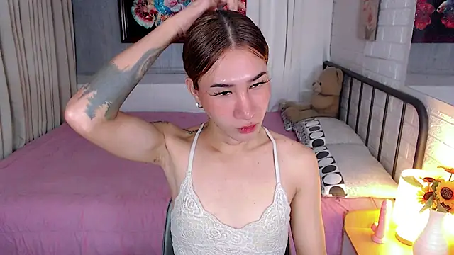 FinestCHLOExxx webcam