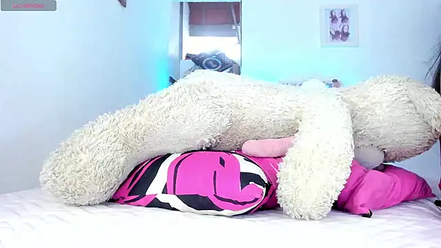 briitany_hot (T young) - help me destroy my ass for you