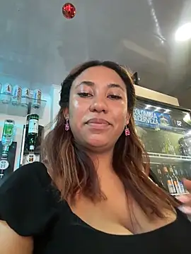 lauraltt (F teen) - Take  of my bra in front customer