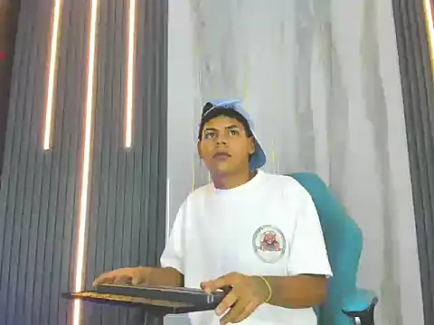 Tommy_bigcock19 webcam