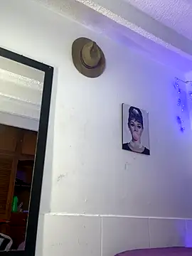 lonely_shewolf (F mature) - 🤸‍♀️open your legs  🧘‍♀️take