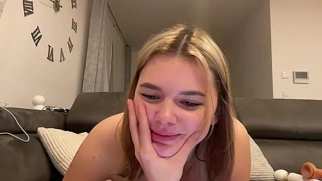 julialauren (F young) - top off & Dildo Pussy 🍒😈