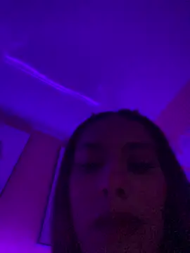 Emilyy-18 live show on StripChat 