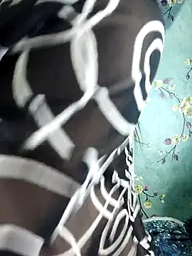 engravedcecropia (F teen) - Lips show