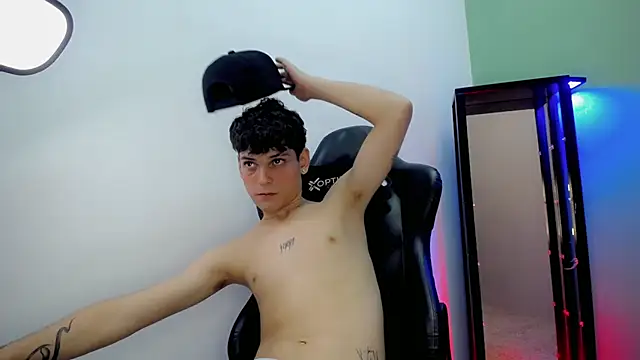 dilan_hott_ (M twink) - cum in public