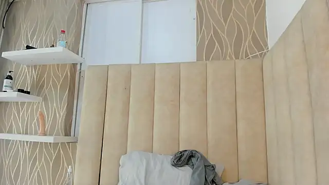 NhoanBrunette webcam