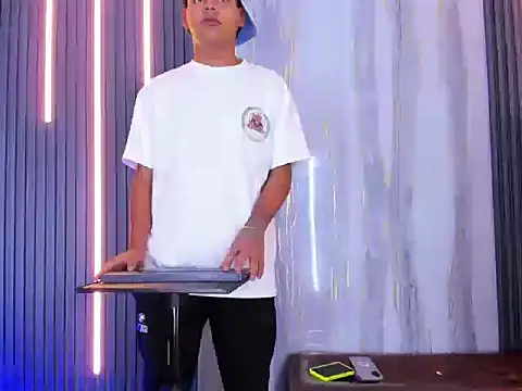 Tommy_bigcock19 webcam