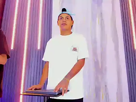 Tommy_bigcock19 webcam