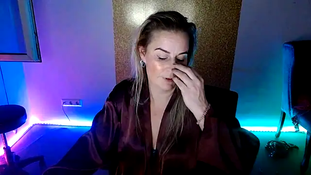 MystiqueMaven webcam