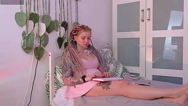 kiki_shay (F young) - paints, canvases, easel fo art