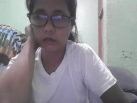HotLadyPinay32 webcam