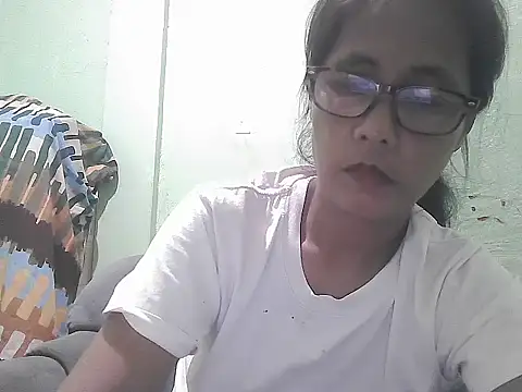 HotLadyPinay32 webcam