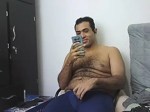 alphalatinobear - AlphaLatinoBear's free webcam - UK Sex Cams