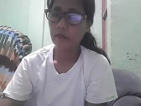 HotLadyPinay32 webcam