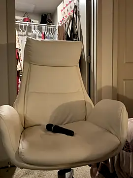 jade_369 (F young) - take my leggings off + shake my booty ;)