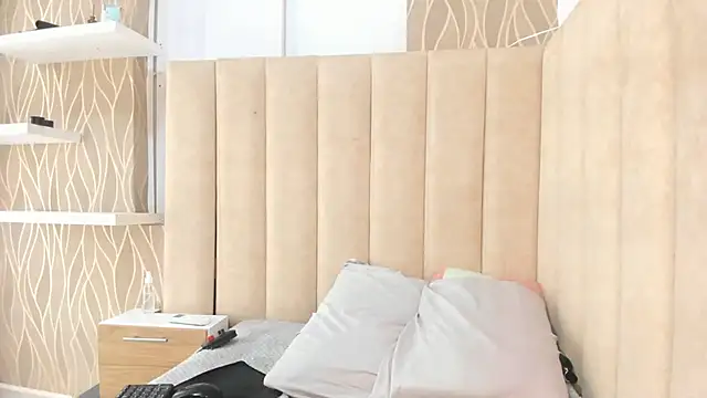 NhoanBrunette webcam