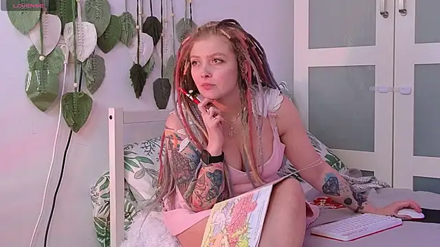 kiki_shay (F young) - paints, canvases, easel fo art