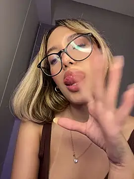 saliha_pinky_ webcam