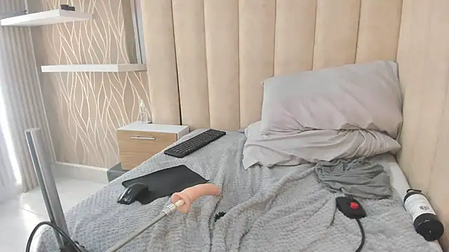 NhoanBrunette webcam