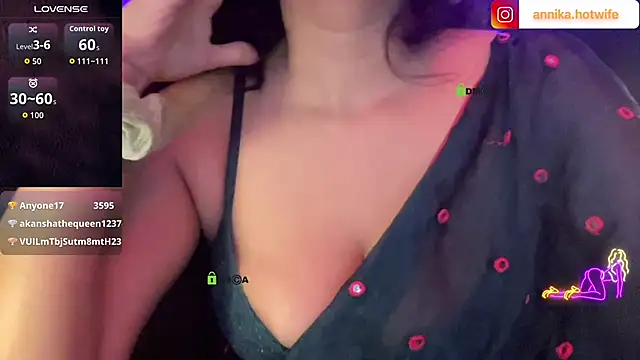 CharmingTania webcam