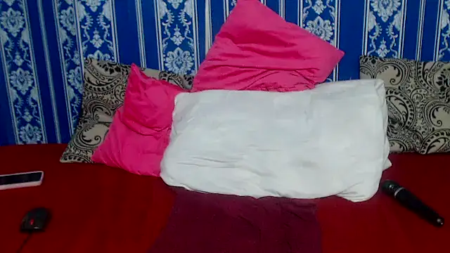 JUICEYLIPS333 webcam