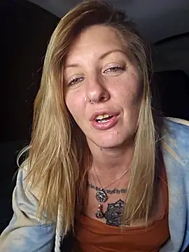 SheIsSomething webcam