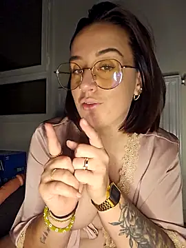 Lindsay_00off live webcam from France on Ufotopia – Live Cams & Video Chat