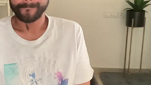 MakeMeAwareAah webcam