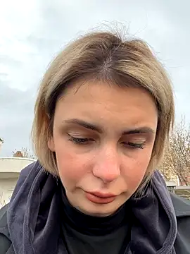 sandracarter (F young) - Show boobs in public park