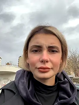 sandracarter (F young) - Show boobs in public park