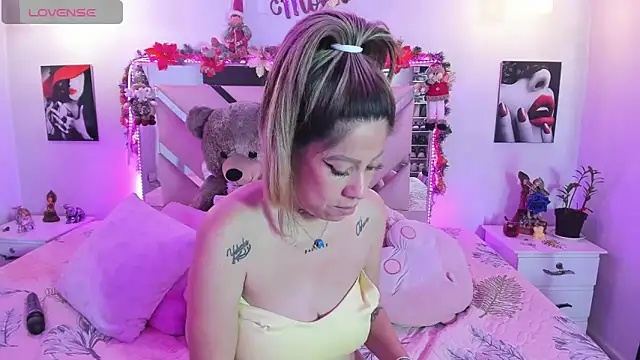 karly_moon (F milf) - make me feel