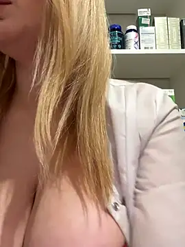 maya_willis (F young) - Dildo play and big squirt at the pharmac