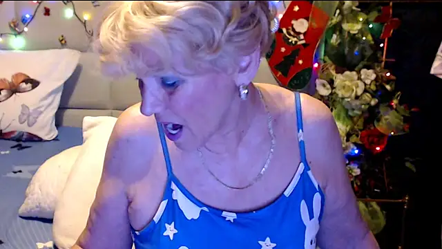 HappyWomanOn webcam