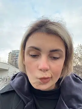 sandracarter (F young) - Show ass in public park