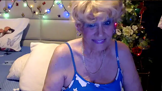 HappyWomanOn webcam