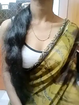 Webcam Model (Roja__)  is live.Free join now!