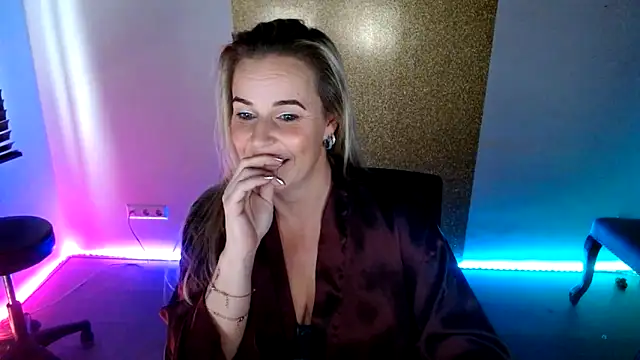 MystiqueMaven webcam