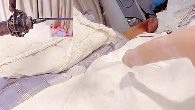 tinababay (F young) - 女上摇插入阳具全裸热舞三分钟