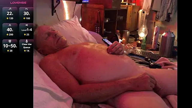 Pussyeat2please webcam