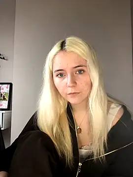 Webcam Model (Blondie_Sofia_Essexbabe)  is live.Free join now!