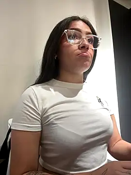 alyha_cortes (F young) - I show my breasts behind my boss