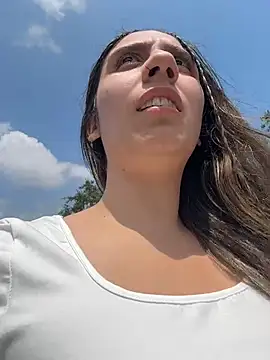sarah_honey__ (F young) - Off show my boobs in public