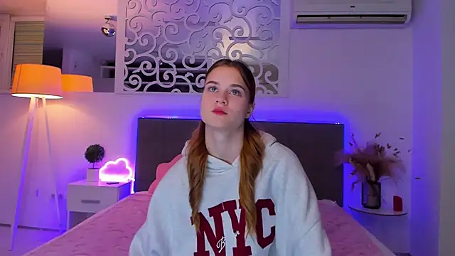  LuisaClover chat room