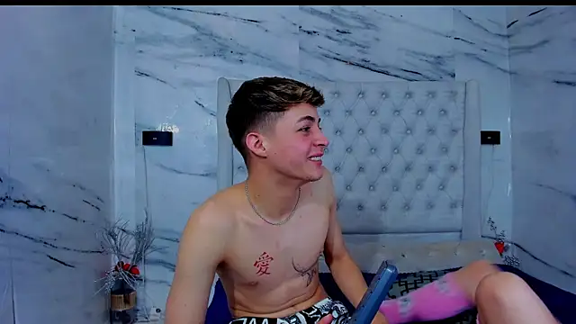 Ari_and_Storm webcam